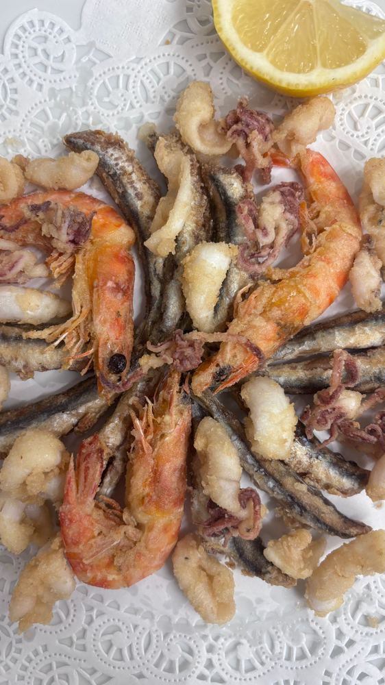 Fritturina di paranza servita nel piatto, con gamberi, alici e calamari